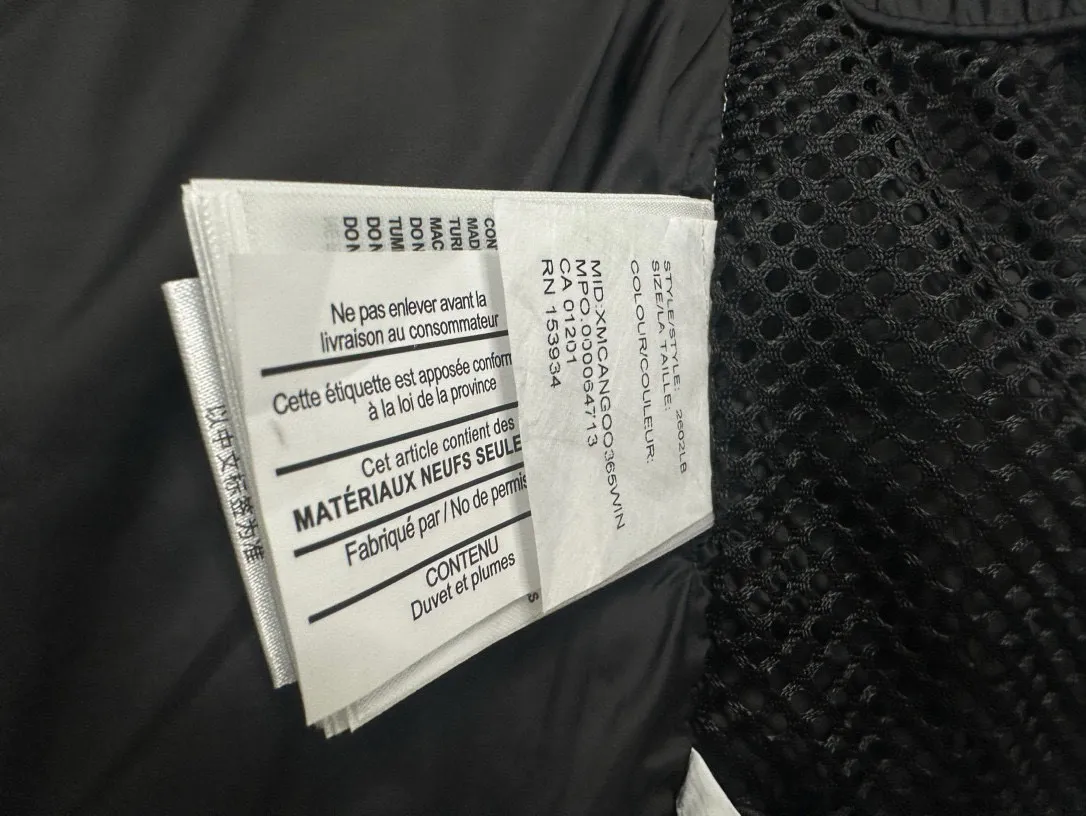 P780 【𝘾𝘼𝙉𝘼𝘿𝘼 𝙂𝙊𝙊𝙎𝙀】Canada Goose Junction/3M Reflective Black Label Parker/2602LB Ouyang Nana’s same Junction Parker is made of CORDURA@’s super-soft EnduraLuxe fabric, which enhances the durability of easy-wear parts, making it lightweight and durable. 360-degree reflective strips on the collar improve visibility in low-light environments. Features a removable hood for easy transition into warmer weather. Removable premium insulated hood adjusts both ways Sizes: XS-XxL